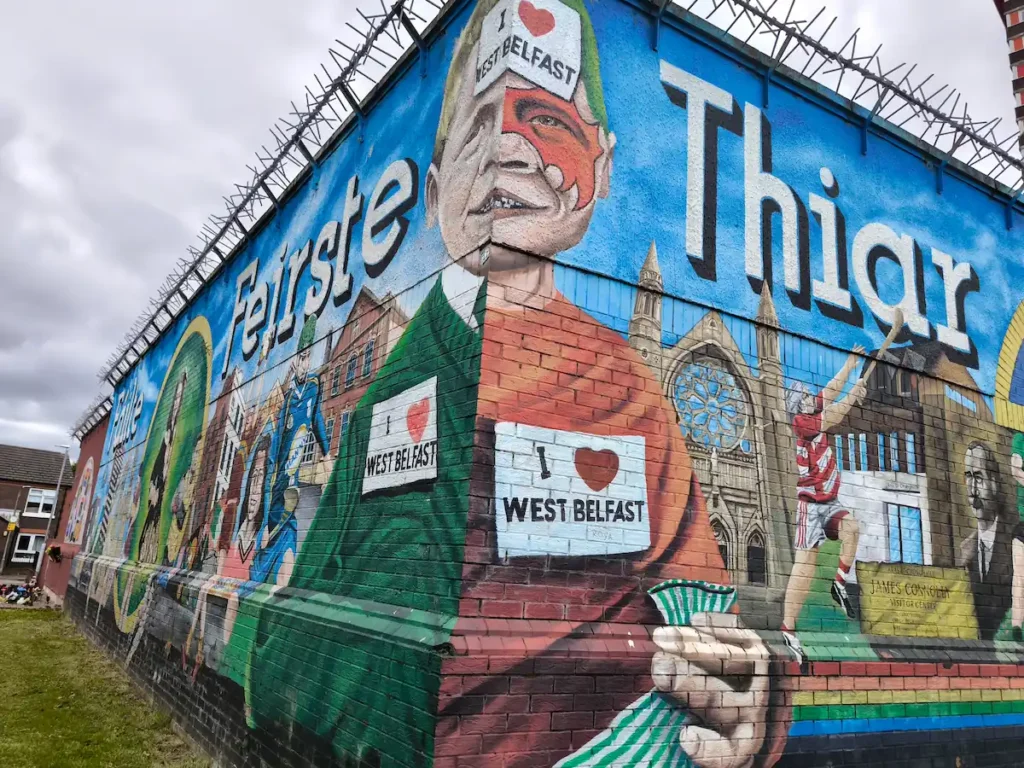 Mural de Irlanda West Belfast en el barrio católico, uno de los imprescindibles que ver en Belfast