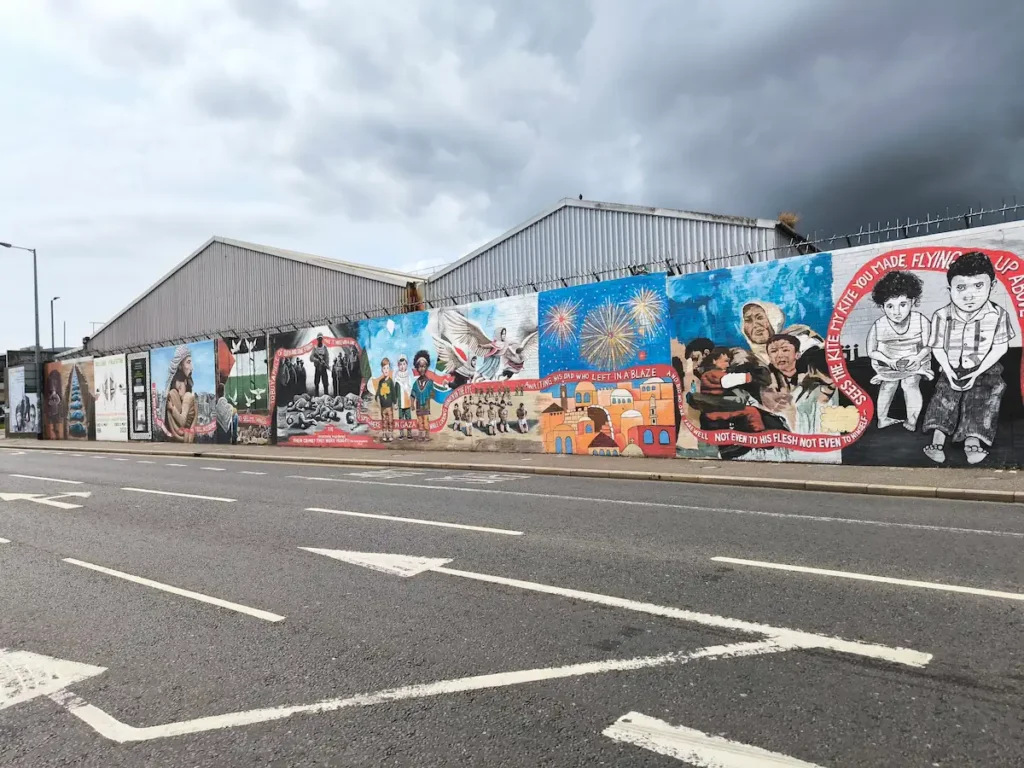 Muro de la Paz de Belfast, uno de los lugares más impactantes que ver en Irlanda del Norte