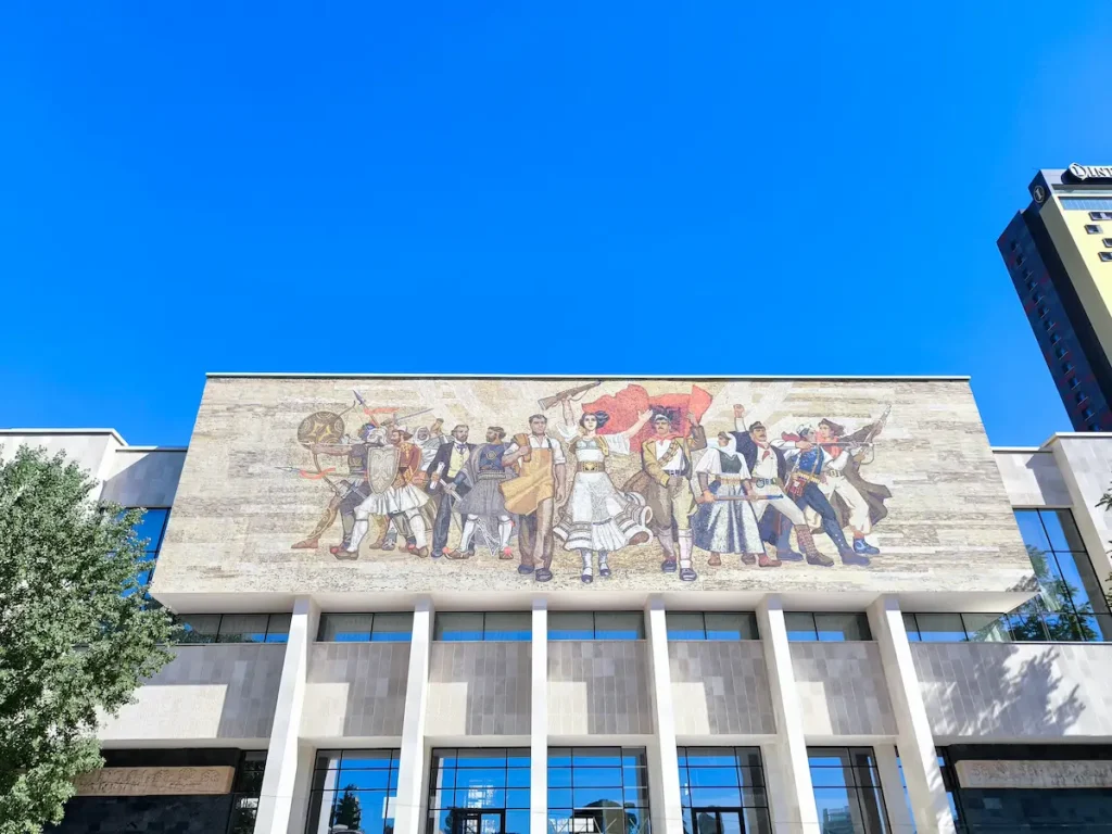Museo Histórico Nacional de Albania en Tirana, donde se encuentra el famoso mural socialista, una de las cosas que ver en 1 día