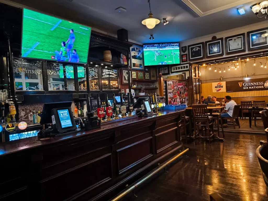 Old Arcade Pub en Cardiff, donde se siente la pasión por el rugby de Gales