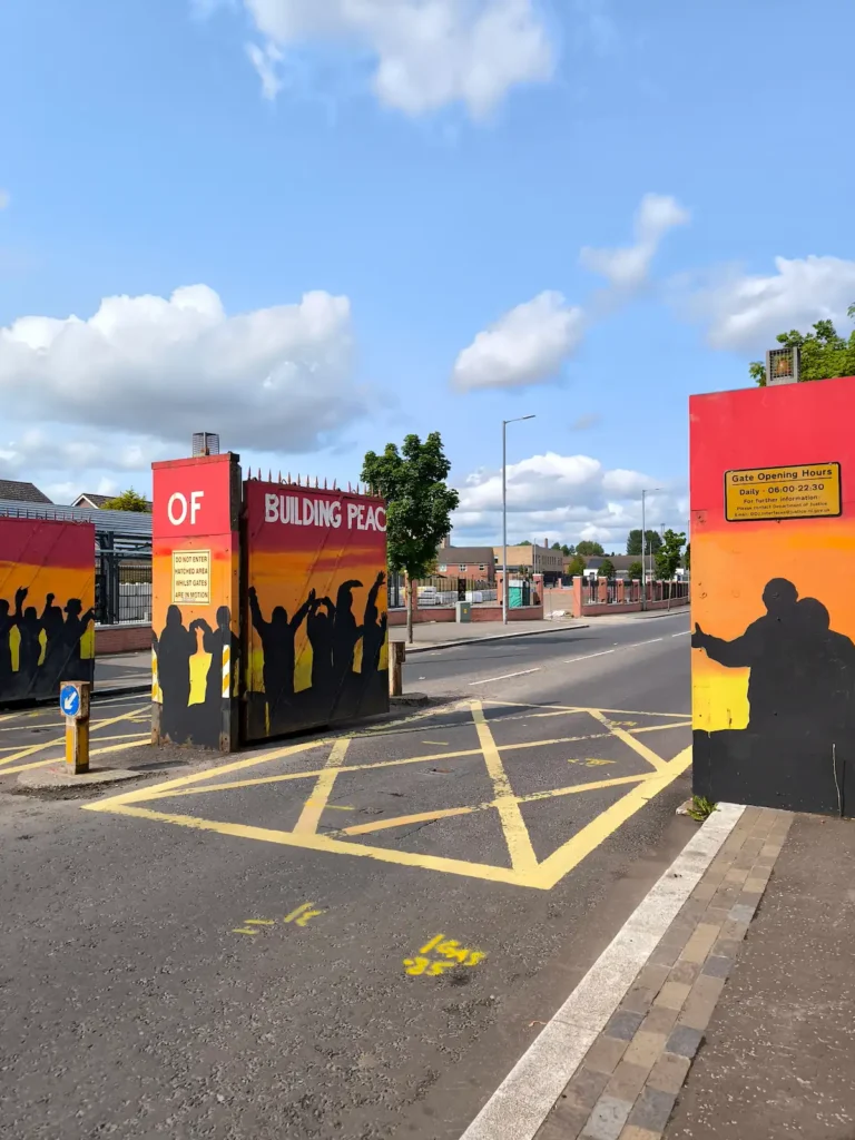 Peace Gates en Belfast, que se cierran por la noche