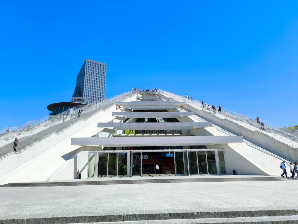 Pirámide de Tirana, uno de los monumentos que ver en 1 día en la capital de Albania