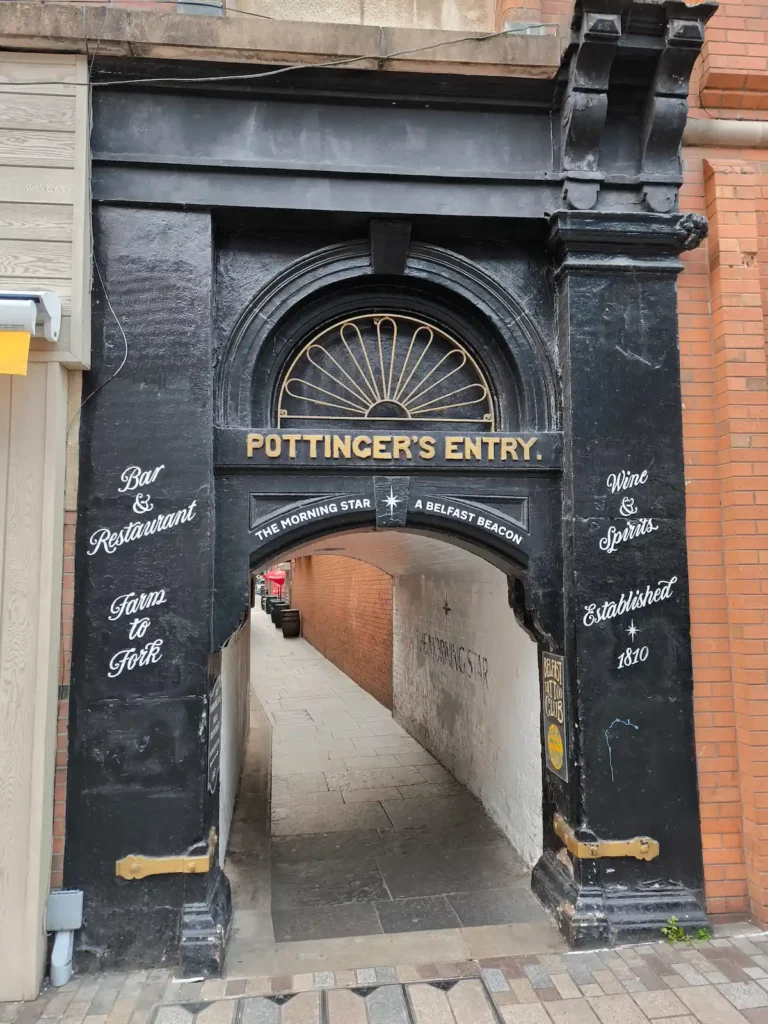 Pottinger's Entry, uno de los lugares más icónicos que ver en Belfast en 1 o 2 días