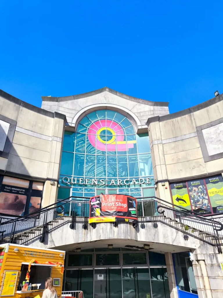 Queens Arcade en Cardiff, una de las galerías comerciales que ver en la ciudad de Gales en 1 o 2 días