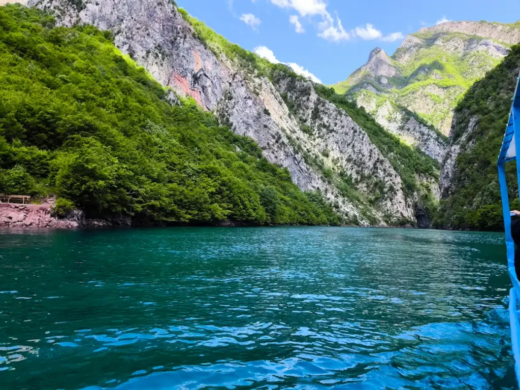 Hacer una excursión al Lago Koman y al Río Shala es una de las mejores cosas que hacer en Albania desde Shkodër