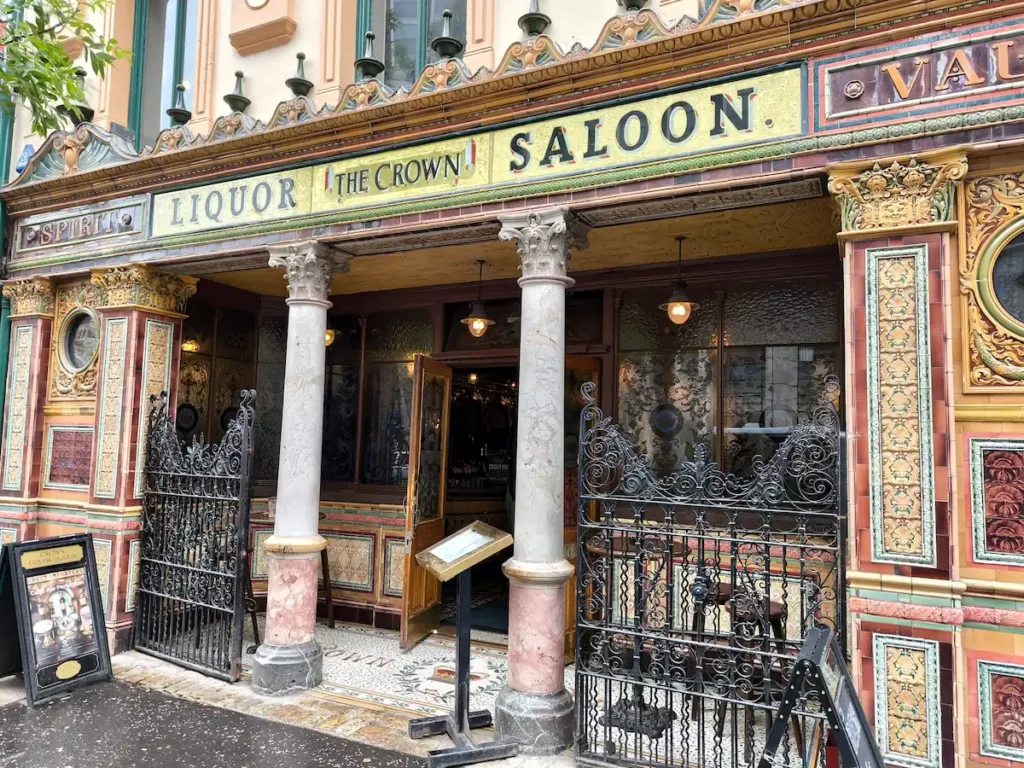 Entrada del pub-restaurante The Crown Liquor Saloon en Belfast, uno de los lugares donde comer y beber en la ciudad de Irlanda del Norte