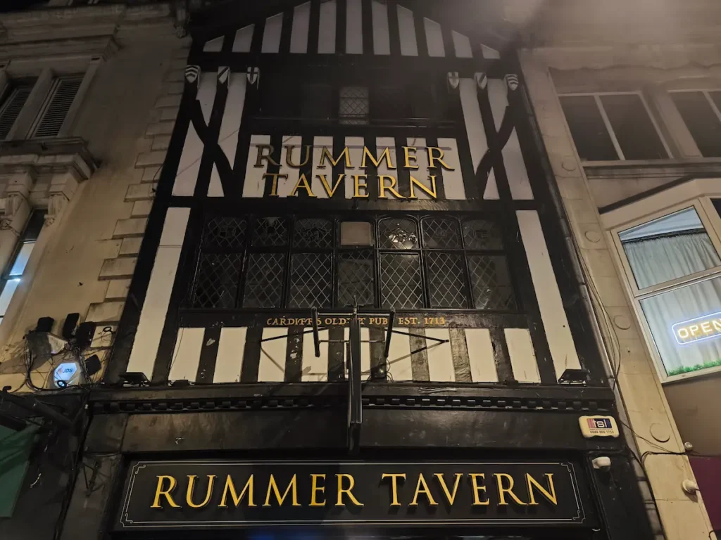 The Rummer Tavern, el pub más antiguo de Cardiff, donde presumen de ello en su fachada