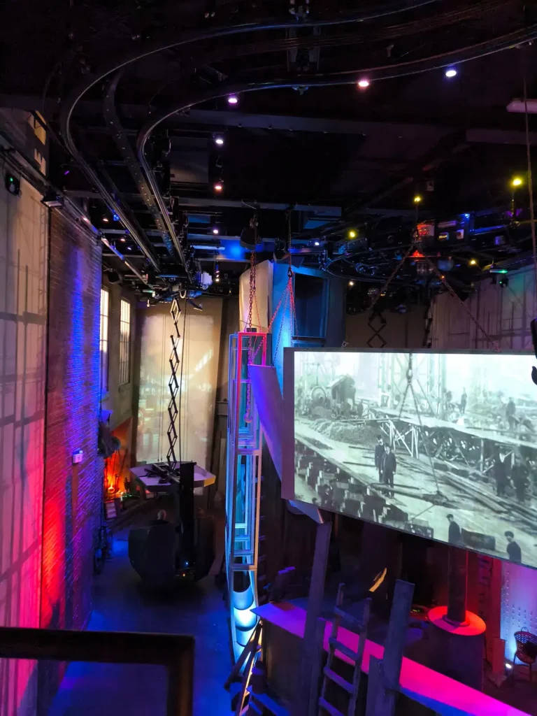 Recorrido del mini tren del Titanic Belfast donde te enseñan la historia del Titanic