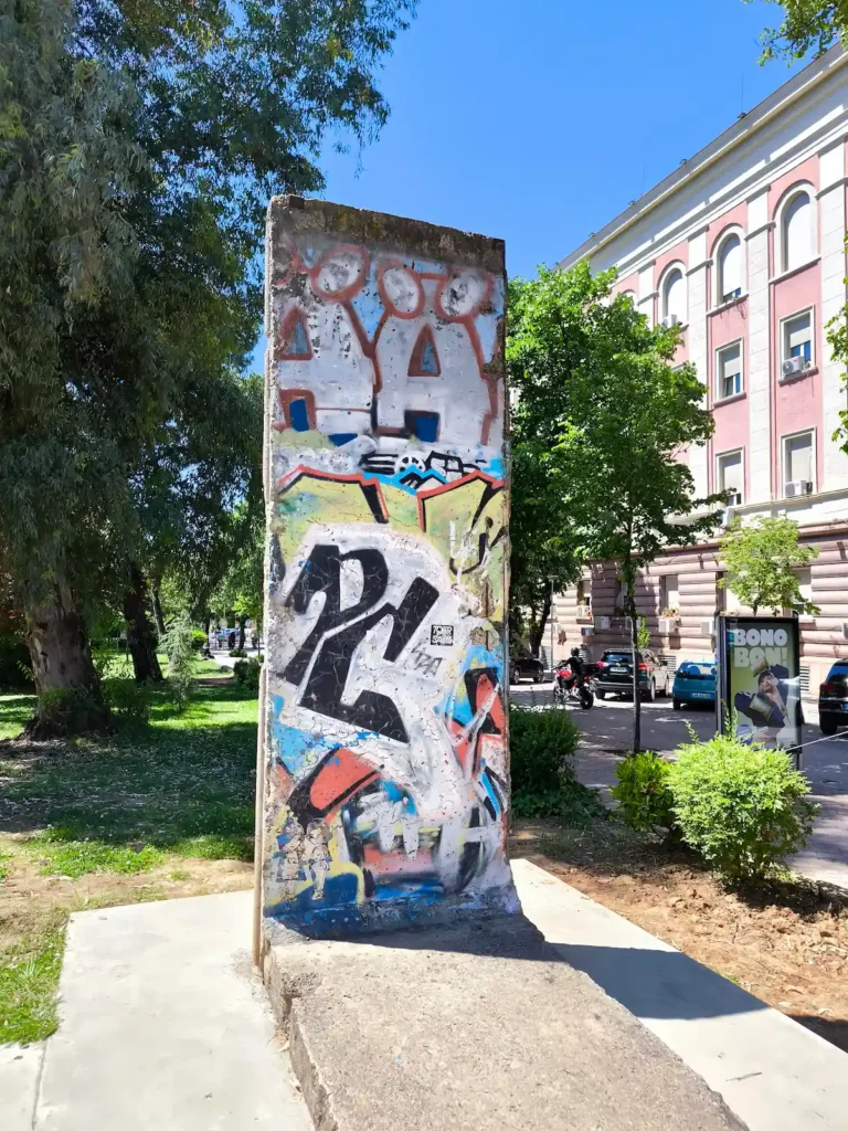 Trozo del Muro de Berlín en Tirana, en el Barrio de Blloku en Albania
